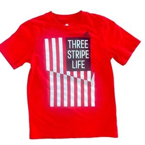 ADIDAS GRAPHIC BOY'S RED THREE STRIPE LIFE SHORT SLEEVE TEE. SZ 7X